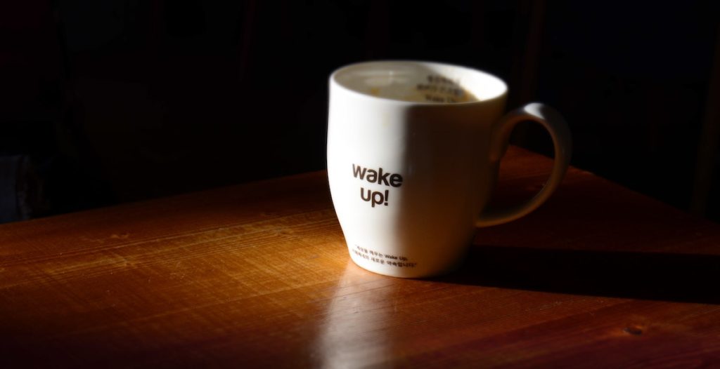 Koffiemok Met Wake Up Erop