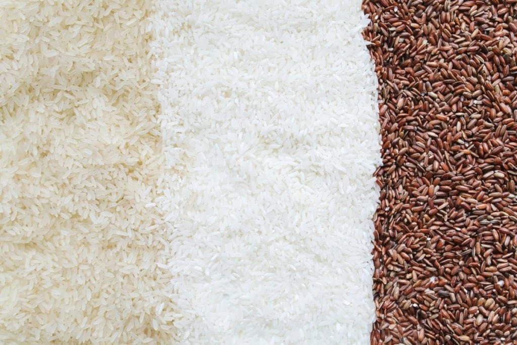 Verschillende soorten ongekookte rijst
