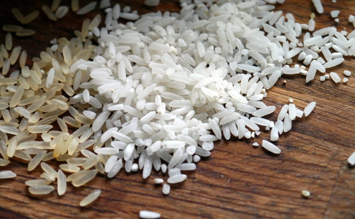 Ongekookte rijstkorrels