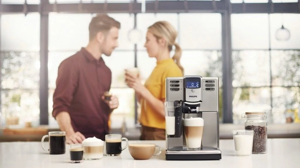Koffiemachine met 2 mensen op de achtergrond