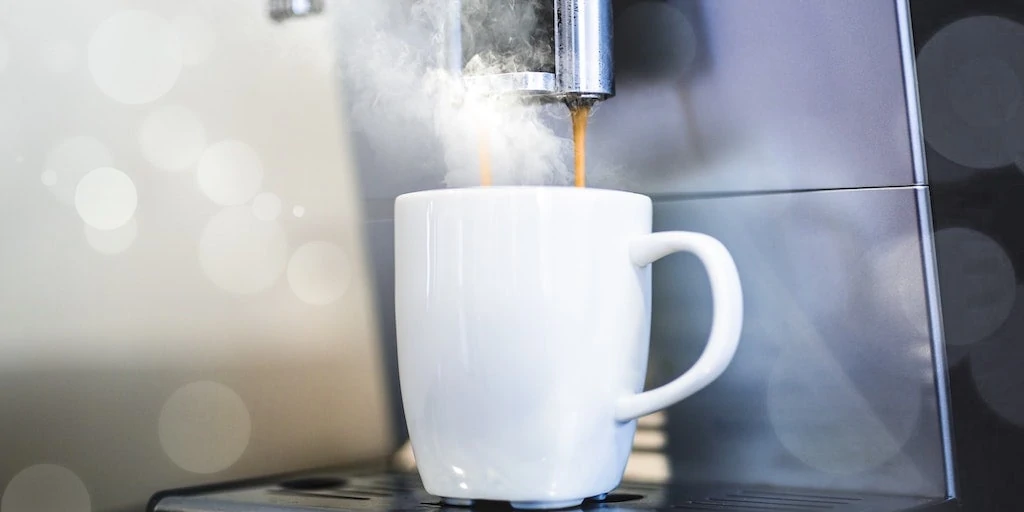 Koffiekopje onder volautomatisch koffiezetapparaat