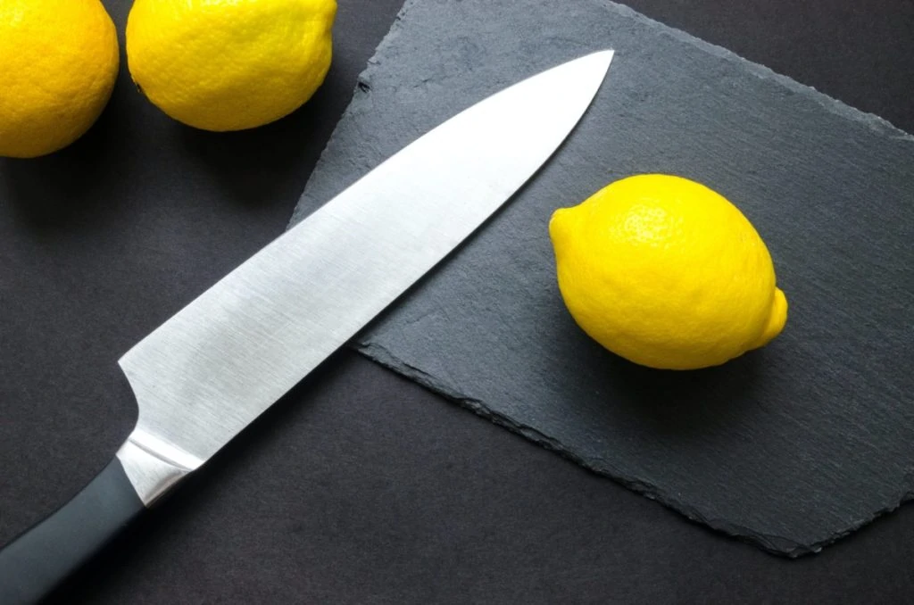 Keukenmes met citroen, bovenaanzicht