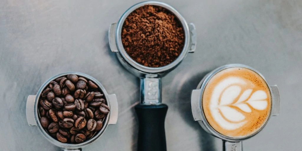 Koffiepistons gevuld met koffiebonen, gemalen bolen en koffie