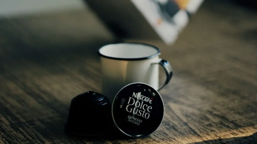 nescafe dolce gusto cup naast een mok