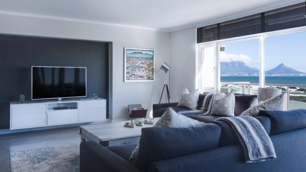 Tv op tv-meubel in huiskamer

