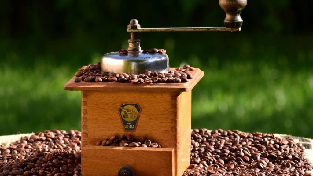 Handmatige koffiemolen van hout