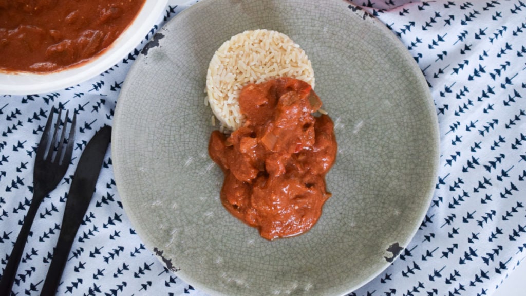 Goulash op een bord met rijst