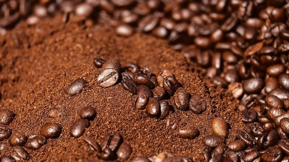 Koffiebonen en gemalen koffie bij elkaar