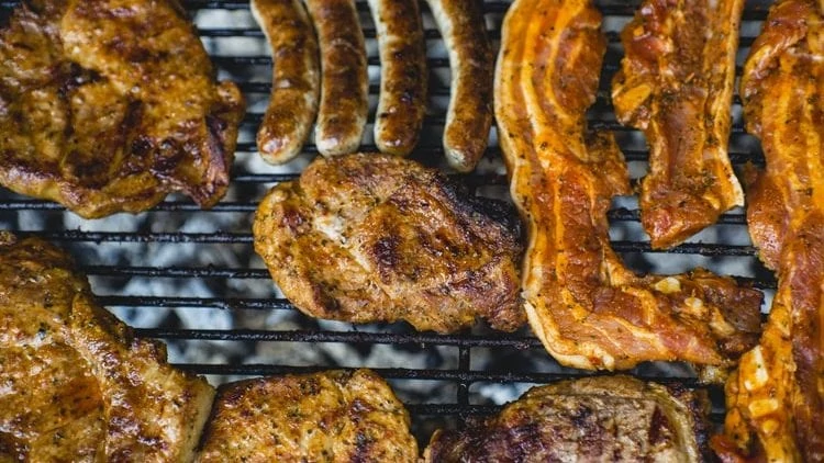 Vlees op een grillplaat
