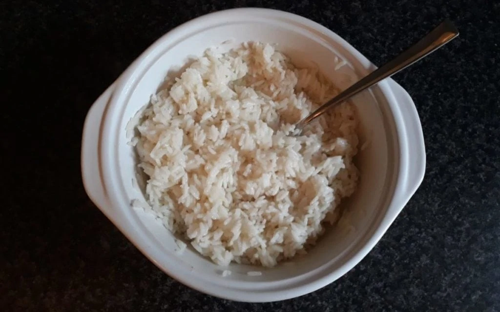Gekookte rijst in bakje, bovenaanzicht