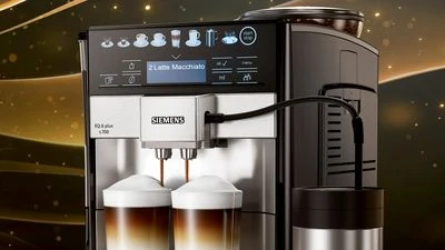 Siemens EQ6 met twee koppen koffie, vooraanzicht