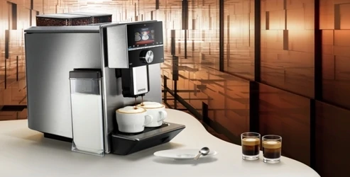 Siemens EQ9 op tafel met twee kopjes koffie
