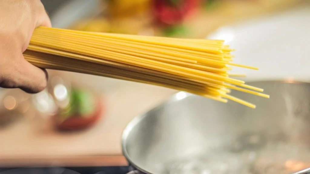Spaghetti boven pan