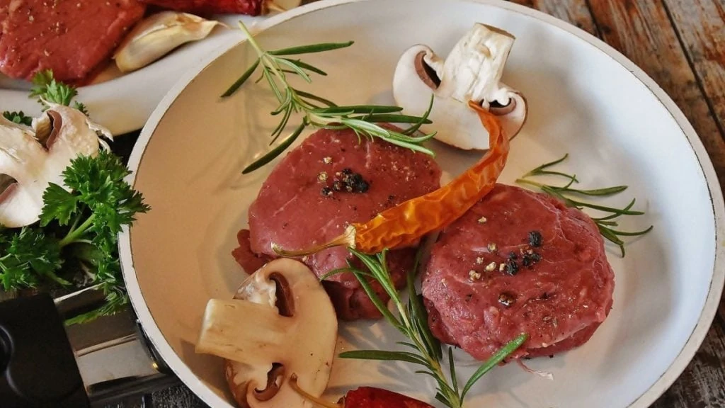 Bord met steak, champignonnen en tijm