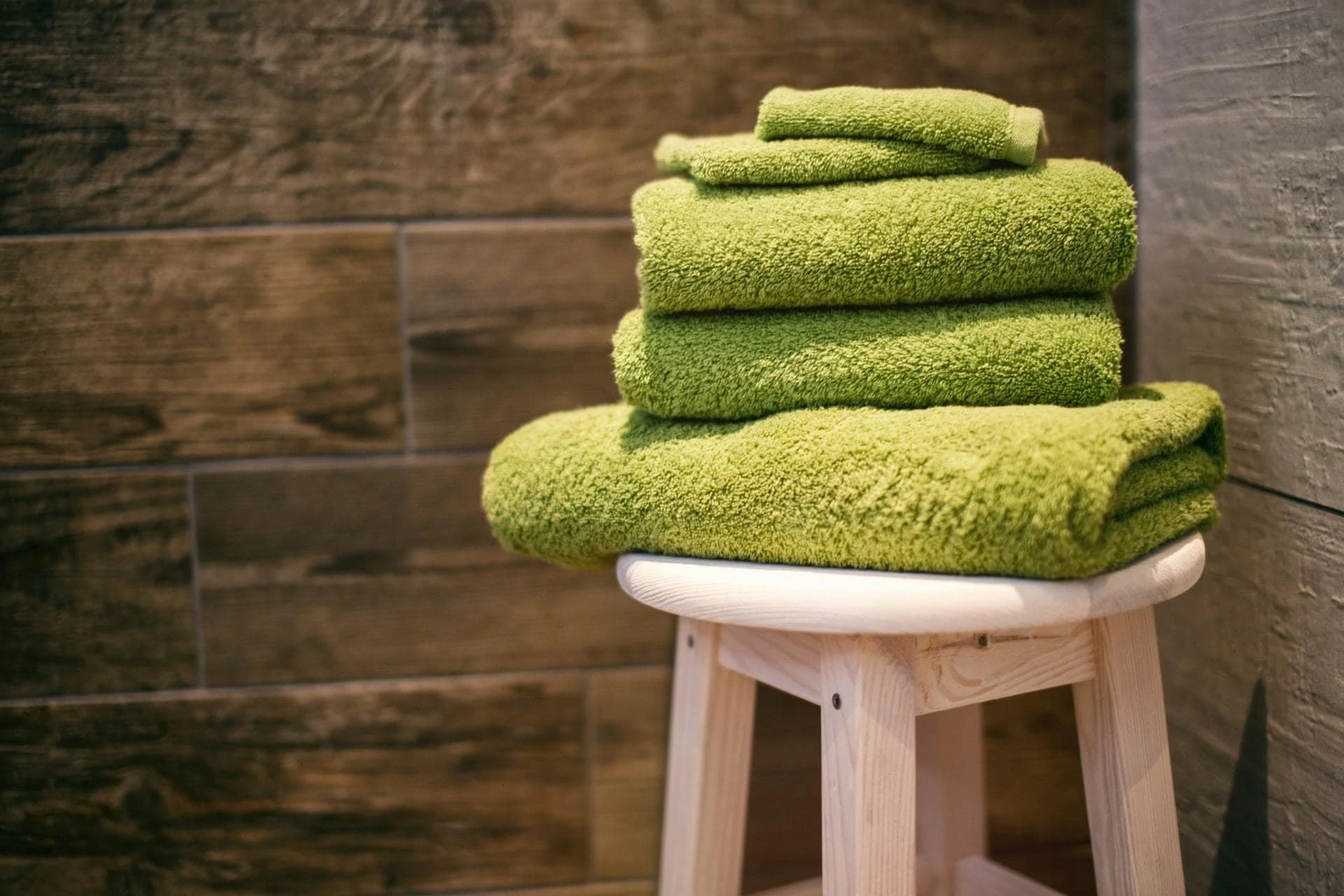 Groene Handdoeken Op Kruk
