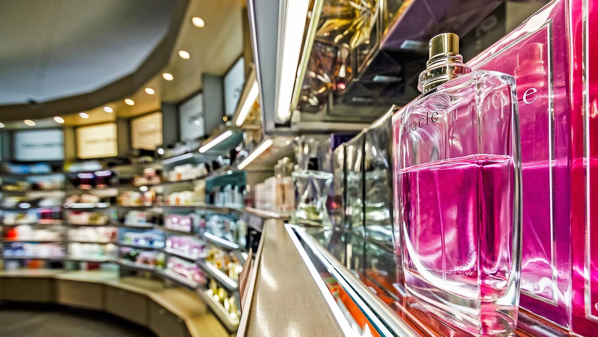 Roze parfumflesje in parfumwinkel
