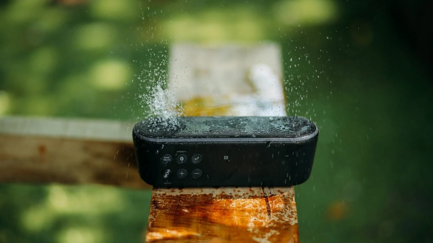 Bluetooth-speaker in de regen