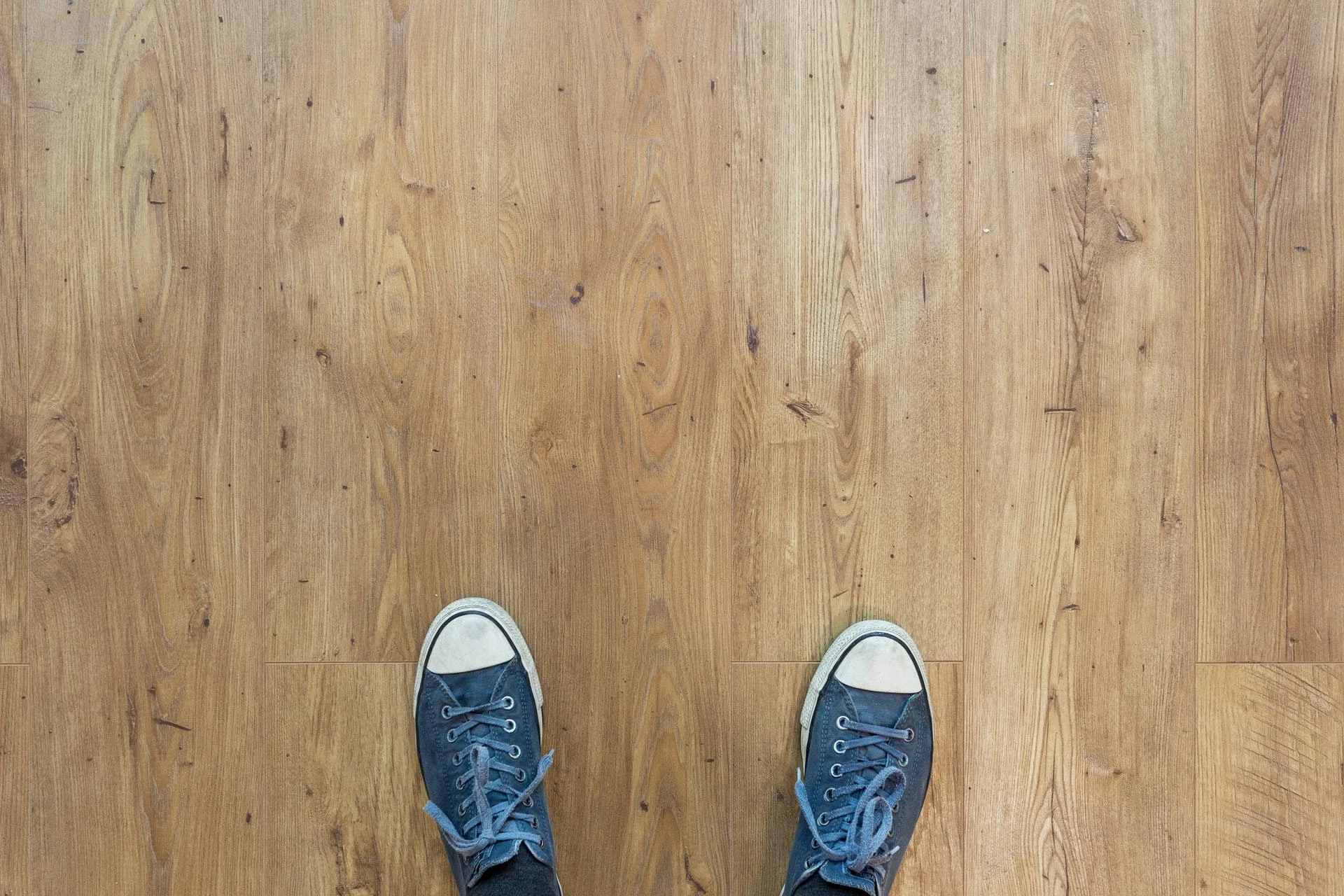 Houten vloer met Converse schoenen, bovenaanzicht