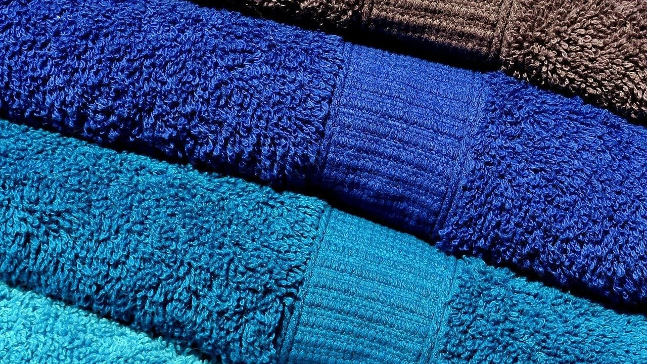 Blauwe en bruine handdoeken, bovenaanzicht