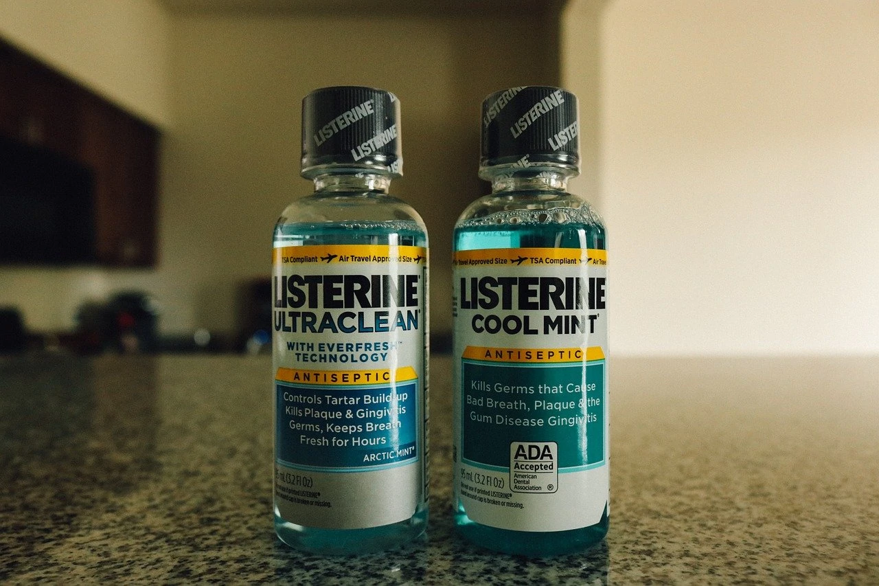 Listerine flessen op aanrecht
