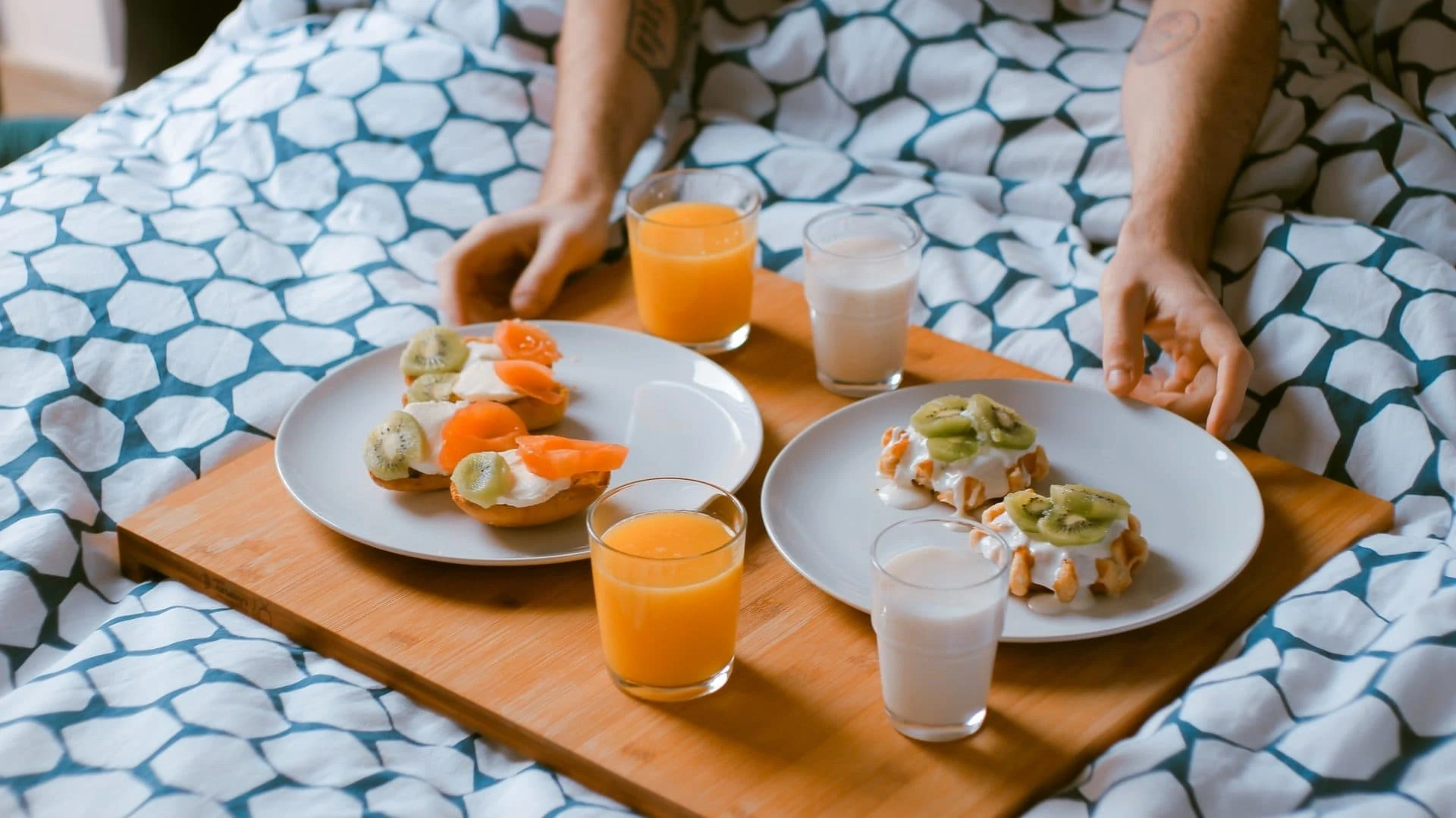 Ontbijt op bed, wafels met kiwi en broodjes met zalm. Vooraanzicht