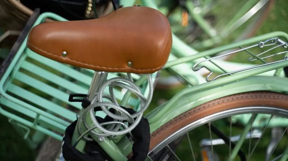 Bruin fietszadel op fiets met groen frame