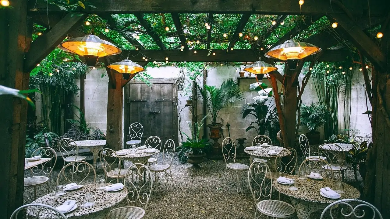 Restaurant tuin met hangende terrasverwarmers