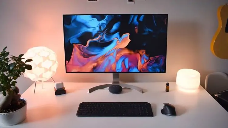 monitor met toetsenbord en muis