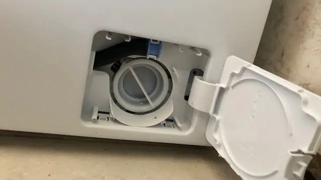 Filter in de hoek van wasmachine, vooraanzicht

