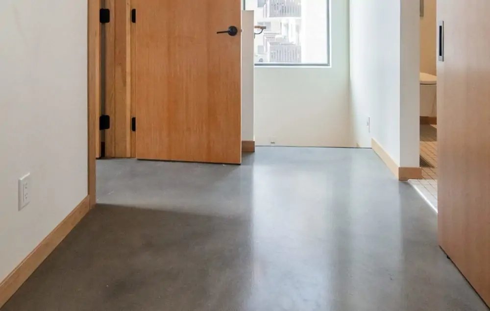 pvc-vloer met houten deur, vooraanzicht