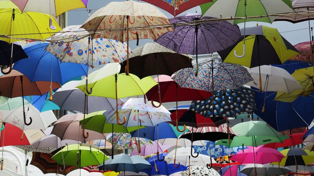 Honderden paraplu's hangen op. Onderaanzicht

