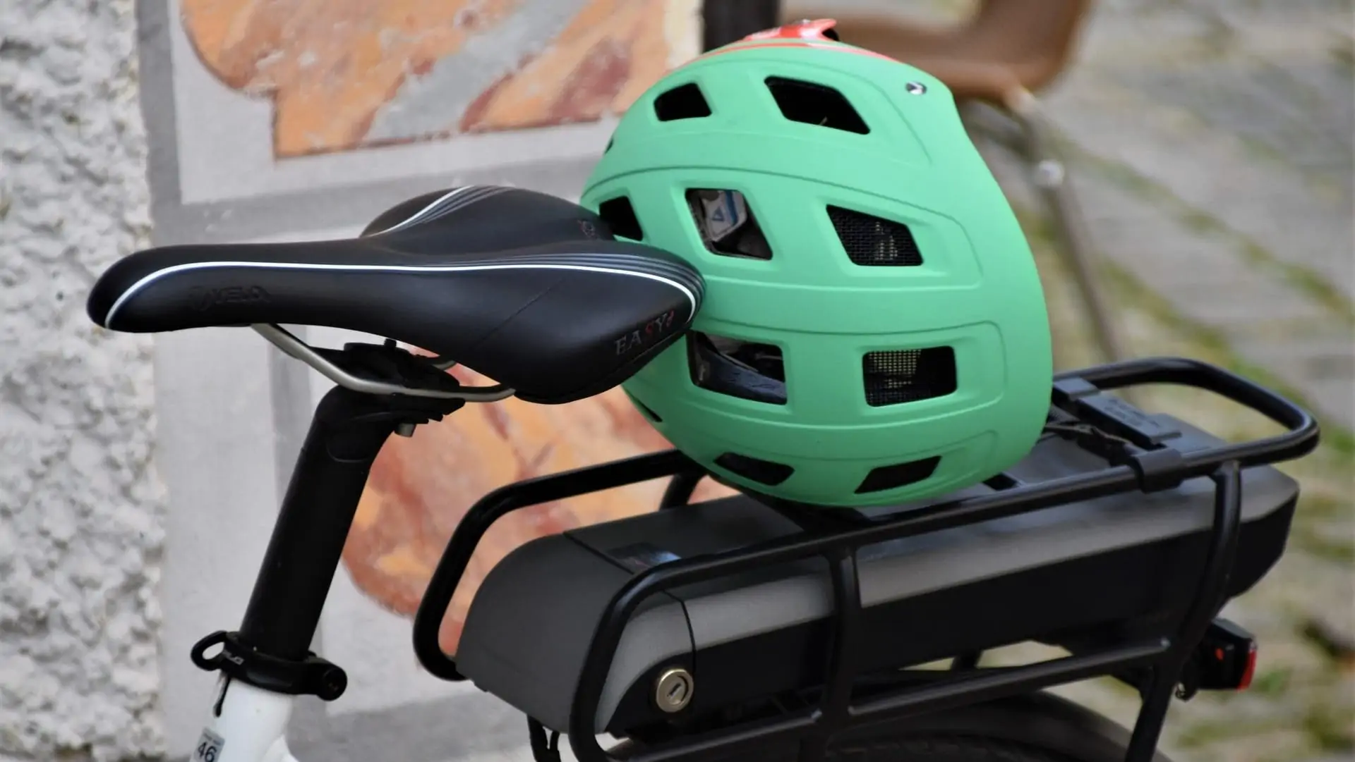 Groene helm op bagagedrager van E-bike