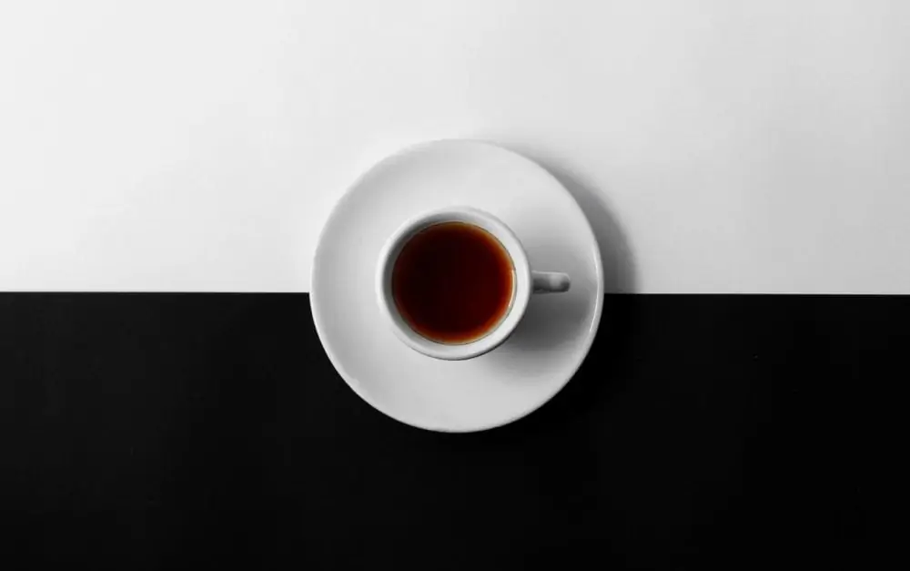 Kopje koffie op zwart/witte ondergrond