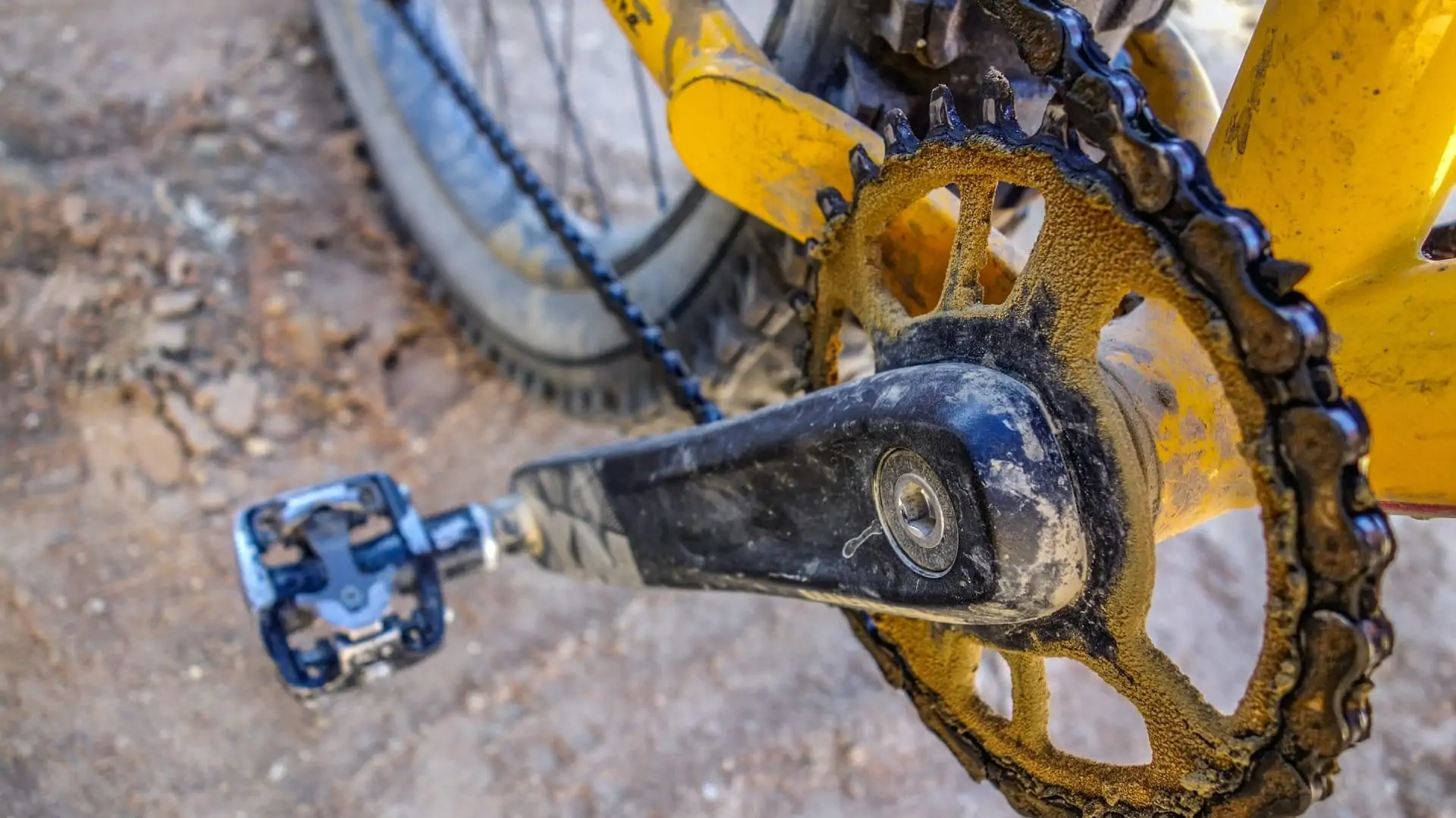 Fietsketting van gele fiets, bovenaanzicht