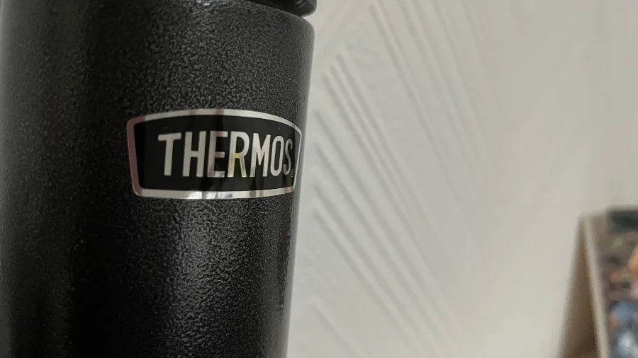 Thermoslogo op Thermoskan, zij-aanzicht