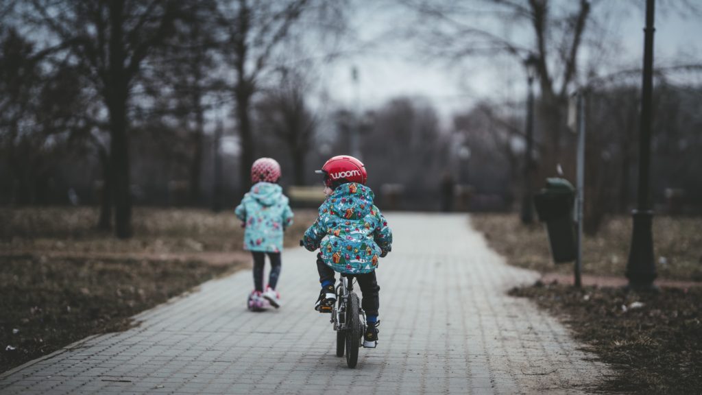 Twee fietsende kindjes, achterzijde