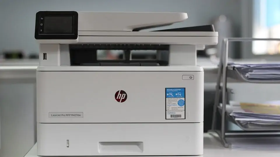 witte laserprinter van HP op bureau
