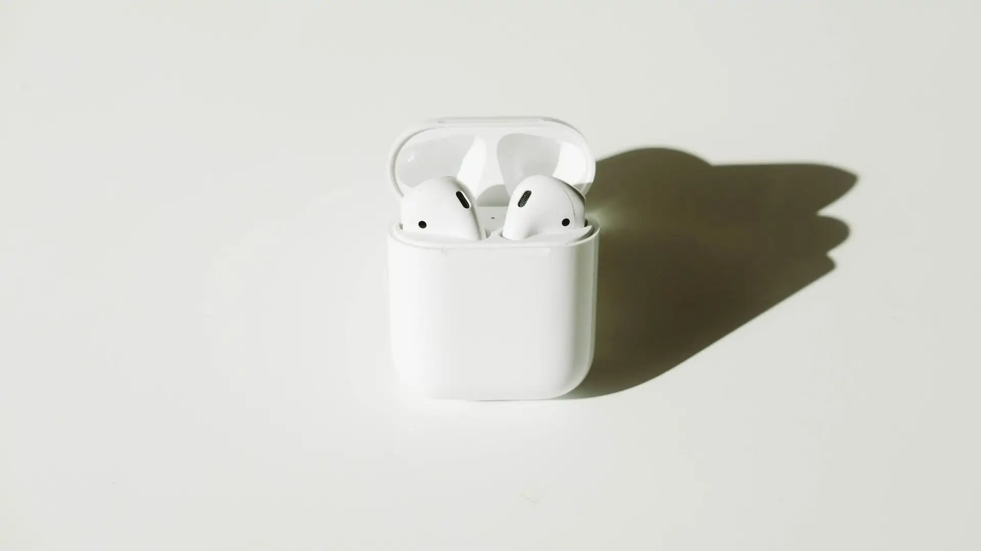 Airpods op witte achtergrond