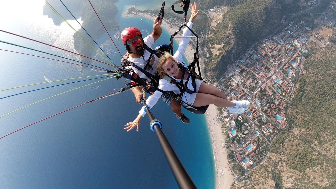 Selfie tijdens het parachutespringen met een selfiestick