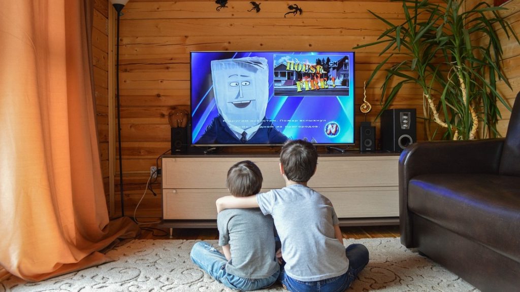 Kinderen kijken naar een tekenfilm met Russische ondertiteling