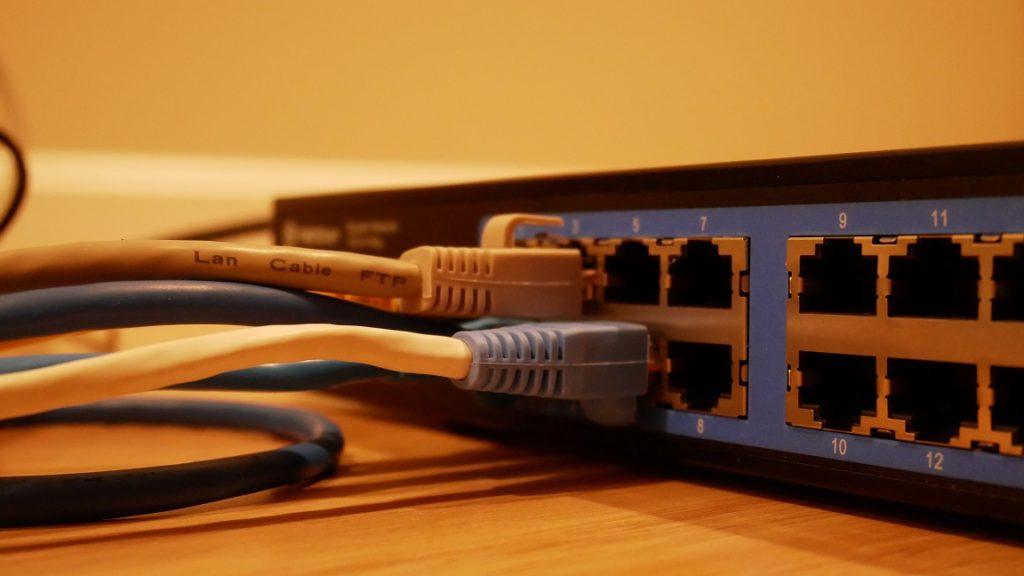 internet kabels in geplugd in een router met blauwe achterkant