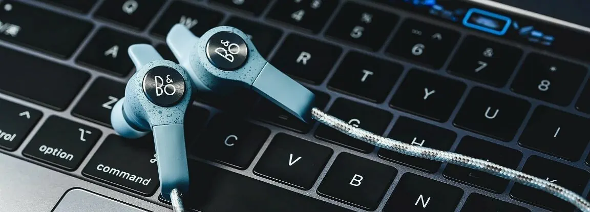 blauwe oordopjes op laptop toetsenbord