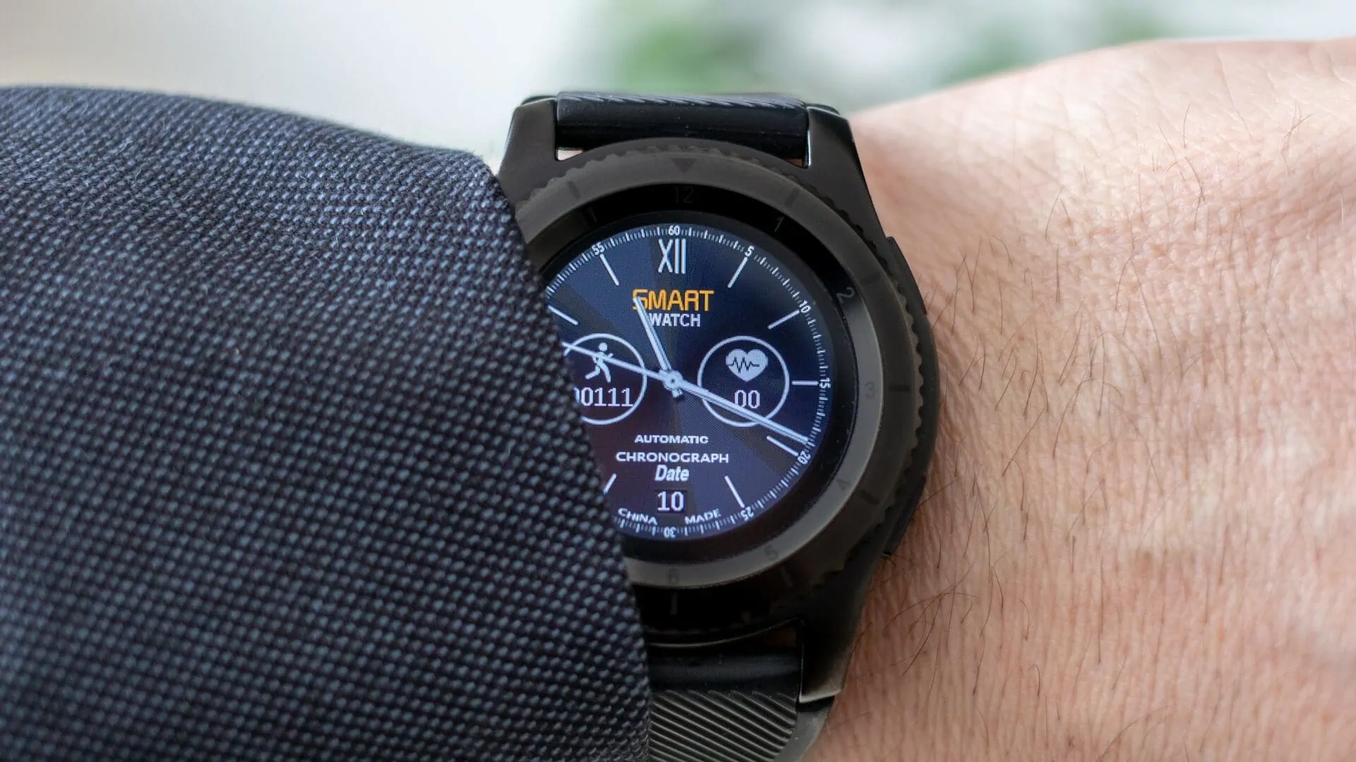 Zwarte smartwatch om pols, bovenaanzicht
