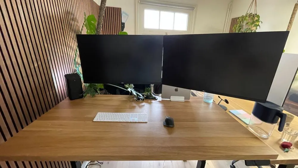 fully bureau met twee monitoren