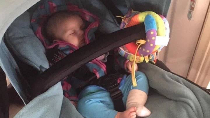 Baby slaapt in kinderwagen