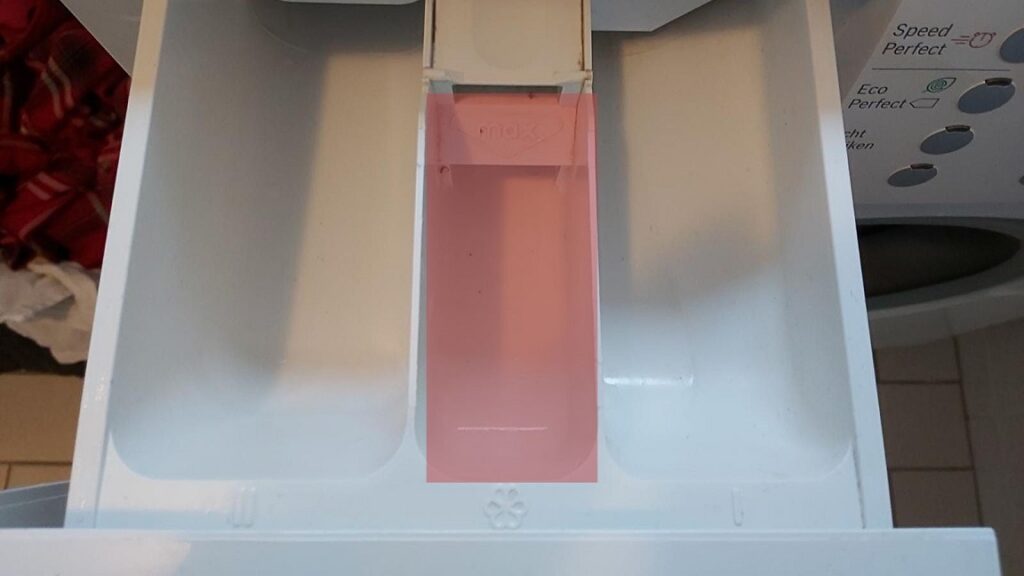 Zeeplade Bosch wasmachine, bakje voor wasverzachter rood gekleurd