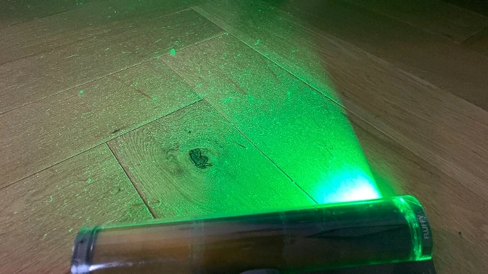 Dyson V15-laser schijnt op de vloer
