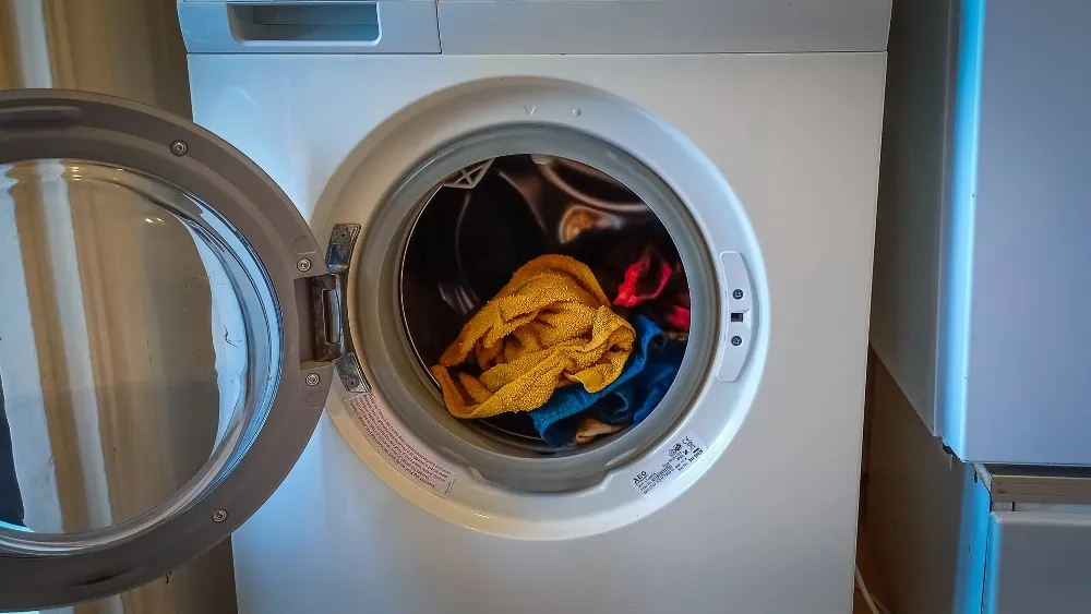 Wasmachine met handdoeken erin, vooraanzicht