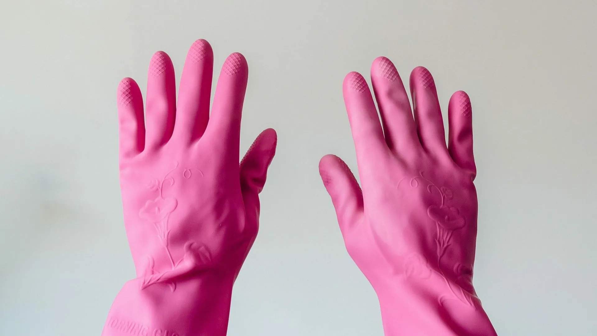 roze schoonmaak handschoenen