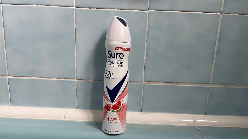 Deodorant op rand van een bad, vooraanzicht